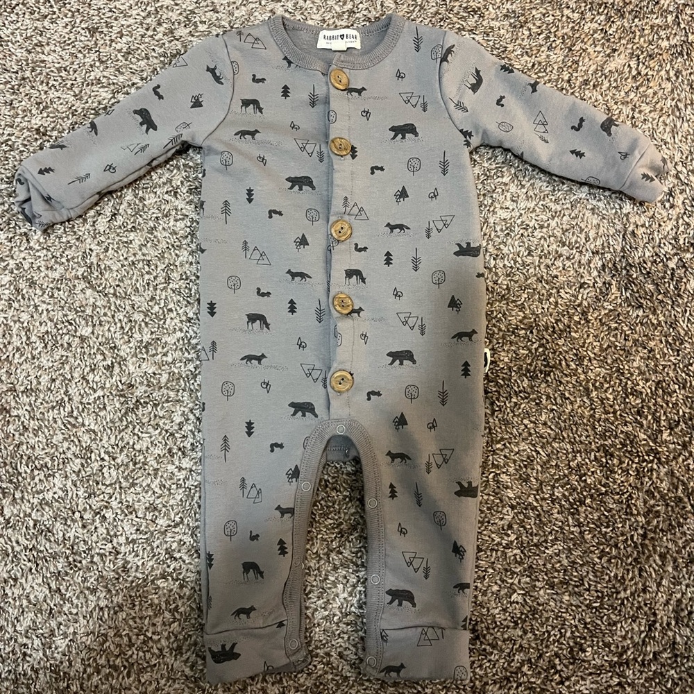 Lightly Worn (1 x) Rabbit + Bear organic , 6-9 months, 100 % organic cotton.